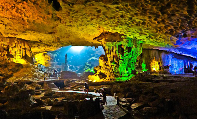 Discovering beautiful caves halong bay 
